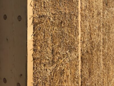 Nahaufnahme des LORENZ Holz-Stroh-Montagesystems. Man sieht die plane Oberfläche, die durch die serielle, maßhaltige Fertigung erreicht wird.